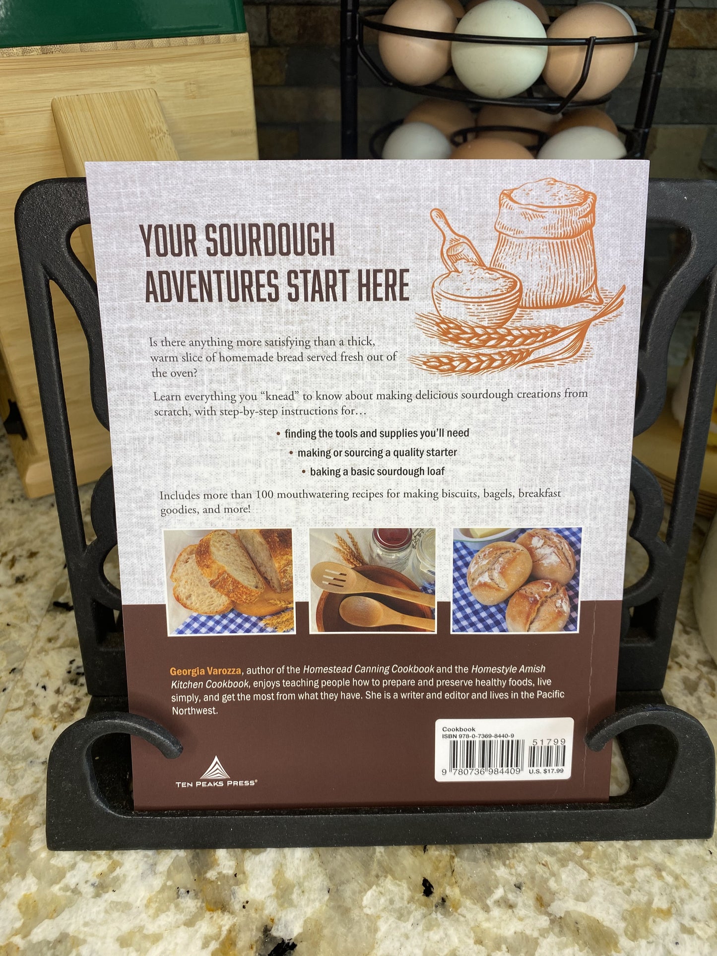 The Homestead Sourdough Cookbook: • Helpful Tips to Create the Best Sourdough Starter • Easy Techniques